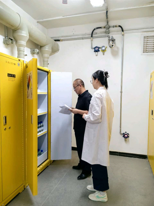 温宿县公安局禁毒大队到校检查危险化学品安全管理